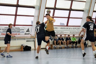 Odessa, Ukrayna - 19 Eylül 2010: Bölgesel derby Erkek milli takımları ve Politeknik Portovik arasında yoğun duygusal samimi hentbol maçı