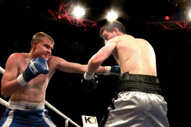 Odessa, Ukrayna - 31 Nisan 2014: Professional sürümü k2, 31 Mayıs 2014 yılında odessa, Ukrayna boks boks ring artem skornyakov - baysangurov - Ukrayna ve khasan Çeçenistan'daki. 