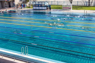 Varna, Bulgaristan - 21 Kasım 2015: spor yüzme havuzu yüzücüler çocuk eğitim sırasında. Atletik eğitim gitmek. Sağlıklı yaşam konsepti. Tren yüzücüler giriş seviyesi eğitimi