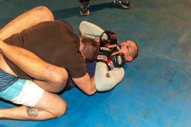 Odessa, Ukrayna - 14 Ekim 2015: Bölgesel kavgalar içinde belgili tanımlık çalmak. Atletizm Mma savaşçıları yarışmak, atar ve yumruk ve tekme ile sonuçlanan dövüş sanatları karışık. Savaşın dramatik an