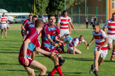 Odessa, Ukrayna - 10 Eylül 2017: Uluslararası rugby turnuva ekipleri Chisinau - Moldova ve Odessa - Ukrayna arasında. Sıkı rugby oyunu yeşil çim sahada parçası