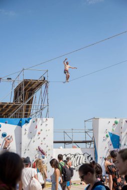 Odessa, Ukrayna 25 Ağustos 2017: slackline, highline sıkı halat yürüyüş bir atlet. Walker Highline doğa sporları Festivali için rekabet içinde yer aldığı