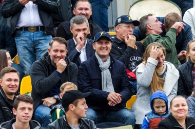 Odesa, Ukrayna - 21 Ekim 2017: Bir kalabalık futbol Stadı nda. Ziyaret edenler standları dolu. Stadyumda sporseverler. Bir spor seyreden stadyumda maç