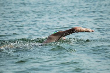 Odessa, Ukrayna - Eylül 2018: Odessa, Oceanman Biz Are açık su yüzme yarışmalar. Yüzücüler kıyıdan içine su ve büyük yüzme yarışında siyah açık su üzerinde çalıştırın. Spor yaşam tarzı