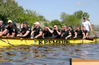 Odessa, Ukrayna - 16 Mayıs 2010: Şampiyonası Gaziler arasında kürek Ukrayna. Dragon Tekne Nehri üzerinde. İnsanlar kürek tekne yaz aylarında yarışta