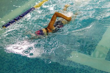 Odessa, Ukrayna -24 Eylül 2016: havuzda çocuklar arasında Ukrayna Şampiyonası triatlon sporcular sırasında spor. Kapalı havuzda rekabet çocuk