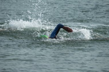 Odessa, Ukrayna - Eylül 2018: Odessa, Oceanman Biz Are açık su yüzme yarışmalar. Yüzücüler kıyıdan içine su ve büyük yüzme yarışında siyah açık su üzerinde çalıştırın. Spor yaşam tarzı