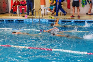 Odessa, Ukrayna -24 Eylül 2016: havuzda çocuklar arasında Ukrayna Şampiyonası triatlon sporcular sırasında spor. Kapalı havuzda rekabet çocuk