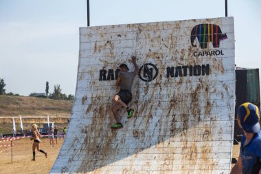 Odessa, Ukrayna-Ağustos 19, 2018: Geleneksel spor yarışları milletin. Deniz, tehlikeli engellerin üstesinden dağlık hayatta kalmak için Ukraynalı yarış yüzme ve aşırı mahkemelere tehlikeli yol