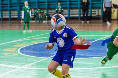 Odessa, Ukrayna - Hazi 24,2018: Küçük çocuklar kapalı salonunda şehir okulun derby Oyunlar sırasında rugby oynamak. Çocuk spor. Çocuk rugby 5 oyun. Çocuk zafer için mücadele. Sağlıklı yaşam tarzı