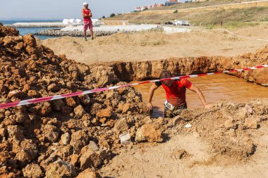 Odessa, Ukrayna-Ağustos 19, 2018: Geleneksel spor yarışları milletin. Deniz, tehlikeli engellerin üstesinden dağlık hayatta kalmak için Ukraynalı yarış yüzme ve aşırı mahkemelere tehlikeli yol