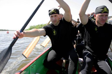 Odessa, Ukrayna - 16 Mayıs 2010: Şampiyonası Gaziler arasında kürek Ukrayna. Dragon Tekne Nehri üzerinde. İnsanlar kürek tekne yaz aylarında yarışta