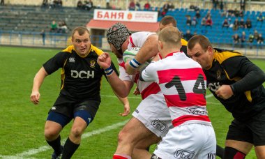 Odessa, Ukrayna - Okt 20, 2017: Odessa - Harkov Rugby Şampiyonası Milli takım. Rugby topu için oyuncuların yoğun mücadele. Yeşil alan stadyum üzerinde dinamik oyun