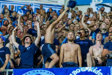 Odessa, Ukrayna - 3 Ağustos 2018: duygusal futbol taraftarları destek ekibi stadyumunda futbol kulübü Djurgardens Eğer İsveç oyun Uefa Avrupa Ligi oyun sırasında. Kalabalık futbol taraftarları Stadyumu futbol