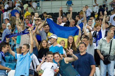 Odessa, Ukrayna - 2 Ağustos 2015: Futbol taraftarları ve stadyumun futobolnogo sırasında hasta tribünlerde seyirci Dinamo Kiev - Chernomorets Odessa maç