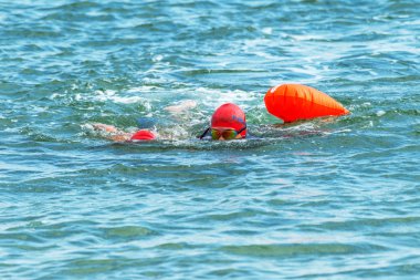 Odessa, Ukrayna - 8.09.2018: rekabet çocuklar için yüzme Oceanman biz açık açık su. Shore yüzücüler çocuklar içine su ve büyük yüzme yarışında açık deniz suya. Spor yaşam tarzı