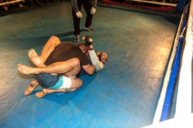 Odessa, Ukrayna - 14 Ekim 2015: Bölgesel kavgalar içinde belgili tanımlık çalmak. Atletizm Mma savaşçıları yarışmak, atar ve yumruk ve tekme ile sonuçlanan dövüş sanatları karışık. Savaşın dramatik an
