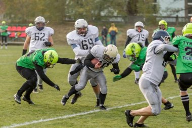 Odessa, Ukrayna - 7 Kasım 2015: Ukrayna Kupası Amerikan futbolu korsanlar - Odessa ve aslanlar - aslanlar. Erkekler maç sırasında gergin anı scrum. Spor zorlu mücadele.