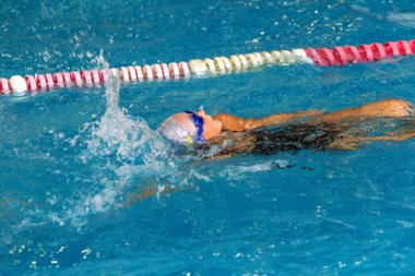 Odessa, Ukrayna -24 Eylül 2016: havuzda çocuklar arasında Ukrayna Şampiyonası triatlon sporcular sırasında spor. Kapalı havuzda rekabet çocuk