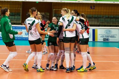 Odessa, Ukrayna - Eylül 12, 2017: 2018 voleybol Cev Kupası - kadınlar. Oynanan Khimik Yujni (Ukrayna) - beyaz ve Zesar VFM'nin Franches-Montagnes (İsviçre) - kırmızı. Bayanlar voleybol oyun vurguladı