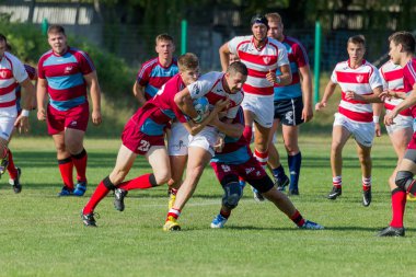 Odessa, Ukrayna - 10 Eylül 2017: Uluslararası rugby turnuva ekipleri Chisinau - Moldova ve Odessa - Ukrayna arasında. Sıkı rugby oyunu yeşil çim sahada parçası
