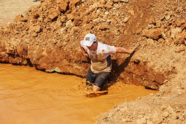 Odessa, Ukrayna-Ağustos 19, 2018: Geleneksel spor yarışları milletin. Deniz, tehlikeli engellerin üstesinden dağlık hayatta kalmak için Ukraynalı yarış yüzme ve aşırı mahkemelere tehlikeli yol