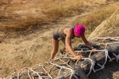 Odessa, Ukrayna - 19 Ağustos 2018: geleneksel spor yarışları milletin. Hayatta kalmak, açık denizde su, yüzme maratonu için engeller ile Ukrayna yarış aşırı tehlikeli bir yolda sınar.