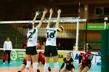 Odessa, Ukrayna - Eylül 12, 2017: 2018 voleybol Cev Kupası - kadınlar. Oynanan Khimik Yujni (Ukrayna) - beyaz ve Zesar VFM'nin Franches-Montagnes (İsviçre) - kırmızı. Bayanlar voleybol oyun vurguladı