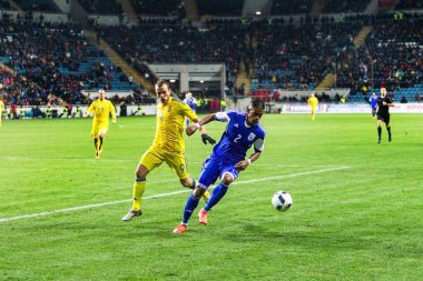 Odessa, Ukrayna -24 Mart 2016: Dostluk maçı (sarı) Ukrayna Millî Futbol takımı ve Kıbrıs (mavi) Milli takımı arasında. Yoğun maç oyun an.