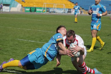 Odessa, Ukrayna - 21 Nisan 2018: Uluslararası ragbi eş Credo - Odessa ve beyaz kurt - Moldova. Erkekler maç sırasında mücadelenin bir gergin anı. Rugby oyunu, Erkek