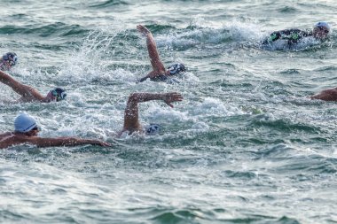 Odessa, Ukrayna - 19 Ağustos 2018: geleneksel spor yarışları milletin. Hayatta kalmak, açık denizde su, yüzme maratonu için engeller ile Ukrayna yarış aşırı tehlikeli bir yolda sınar.