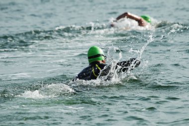 Odessa, Ukrayna - Eylül 2018: Odessa, Oceanman Biz Are açık su yüzme yarışmalar. Yüzücüler kıyıdan içine su ve büyük yüzme yarışında siyah açık su üzerinde çalıştırın. Spor yaşam tarzı