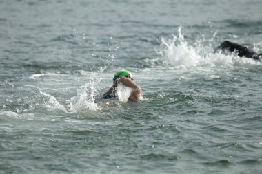 Odessa, Ukrayna - Eylül 2018: Odessa, Oceanman Biz Are açık su yüzme yarışmalar. Yüzücüler kıyıdan içine su ve büyük yüzme yarışında siyah açık su üzerinde çalıştırın. Spor yaşam tarzı