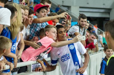 Odessa, Ukrayna - 14 Ağustos, 2015: futbol taraftarları ve seyirci stadyum standları duygusal Fc Shakhtar (Donetsk) - Dnipro (Dnipropetrovsk) oyun sırasında onların takım destekler. Major League. Ukrayna Kupası