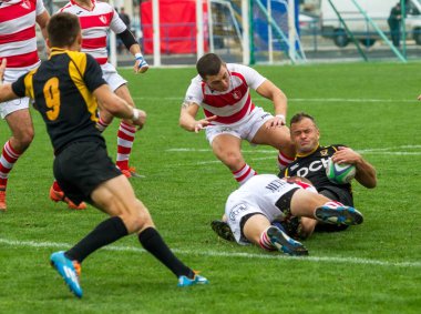 Odessa, Ukrayna - Okt 20, 2017: Odessa - Harkov Rugby Şampiyonası Milli takım. Rugby topu için oyuncuların yoğun mücadele. Yeşil alan stadyum üzerinde dinamik oyun