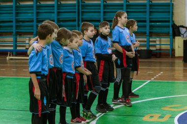 Odessa, Ukrayna - Hazi 24,2018: Küçük çocuklar kapalı salonunda şehir okulun derby Oyunlar sırasında rugby oynamak. Çocuk spor. Çocuk rugby 5 oyun. Çocuk zafer için mücadele. Sağlıklı yaşam tarzı