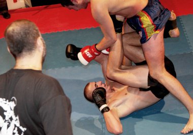 Odessa, Ukrayna - 14 Ekim 2010: Dövüş kulübü. Kuralsız dövüş. Karışık dövüş sanatları savaşçı hücre, yumruk ve tekme ile sonuçlanan rekabet. Savaşın dramatik an.