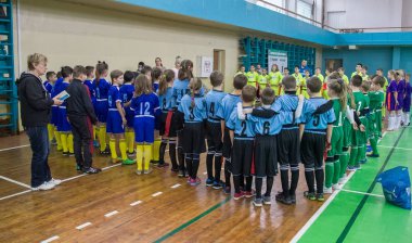 Odessa, Ukrayna - Hazi 24,2018: Küçük çocuklar kapalı salonunda şehir okulun derby Oyunlar sırasında rugby oynamak. Çocuk spor. Çocuk rugby 5 oyun. Çocuk zafer için mücadele. Sağlıklı yaşam tarzı