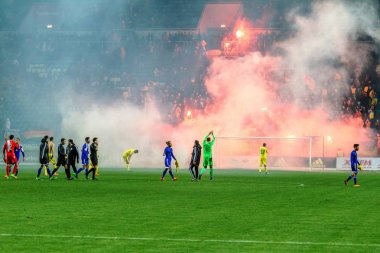 Odessa, Ukrayna -24 Mart 2016: Dostluk maçı (sarı) Ukrayna Millî Futbol takımı ve Kıbrıs (mavi) Milli takımı arasında. Yoğun maç oyun an.