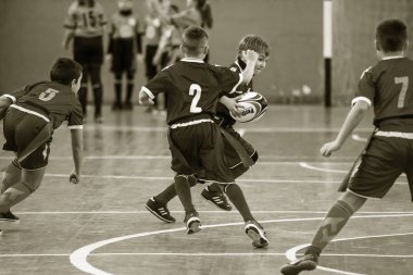 Odessa, Ukrayna - Hazi 24,2018: Küçük çocuklar kapalı salonunda şehir okulun derby Oyunlar sırasında rugby oynamak. Çocuk spor. Çocuk rugby 5 oyun. Çocuk zafer için mücadele. Sağlıklı yaşam tarzı