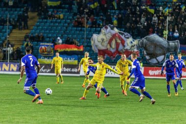 Odessa, Ukrayna -24 Mart 2016: Dostluk maçı (sarı) Ukrayna Millî Futbol takımı ve Kıbrıs (mavi) Milli takımı arasında. Yoğun maç oyun an.