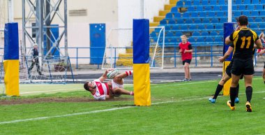 Odessa, Ukrayna - Okt 20, 2017: Odessa - Harkov Rugby Şampiyonası Milli takım. Rugby topu için oyuncuların yoğun mücadele. Yeşil alan stadyum üzerinde dinamik oyun