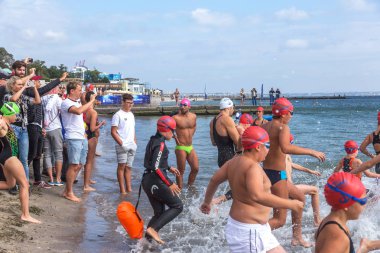 Odessa, Ukrayna - 8.09.2018: rekabet çocuklar için yüzme Oceanman biz açık açık su. Shore yüzücüler çocuklar içine su ve büyük yüzme yarışında açık deniz suya. Spor yaşam tarzı