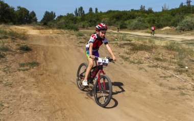 Odessa, Ukrayna - 2 Ağustos 2018: Sporcular spor bisiklet üzerinde dağlık arazide rekabet. Aile ile çocuk, sağlıklı yaşam biçimi, Cyclocross - eğlence spor spor doğada kapalı gün