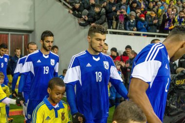 Odessa, Ukrayna -24 Mart 2016: Dostluk maçı (sarı) Ukrayna Millî Futbol takımı ve Kıbrıs (mavi) Milli takımı arasında. Yoğun maç oyun an.