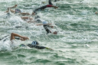 Odessa, Ukrayna - 19 Ağustos 2018: geleneksel spor yarışları milletin. Hayatta kalmak, açık denizde su, yüzme maratonu için engeller ile Ukrayna yarış aşırı tehlikeli bir yolda sınar.