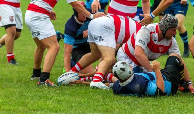 Odessa, Ukrayna - 26 Mayıs 2018: Ukrayna Kupası Politechnik - Odessa ve Credo - 65 Odessa (kırmızı). Rugby topu için oyuncuların yoğun mücadele. Yeşil alan stadyum üzerinde dinamik oyun