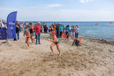 Odessa, Ukrayna - 8.09.2018: rekabet çocuklar için yüzme Oceanman biz açık açık su. Shore yüzücüler çocuklar içine su ve büyük yüzme yarışında açık deniz suya. Spor yaşam tarzı