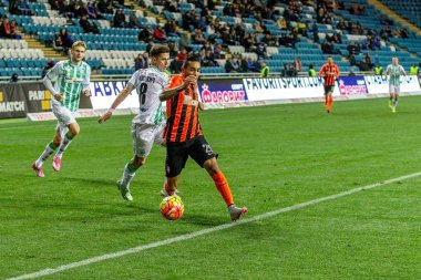 Odessa, Ukrayna - 3 Aralık 2015: Fc Karpaty ve Shakhtar Donetsk Ukrayna Kupası topu için Şampiyonlar Ligi mücadelede bir maçta. Ayrıntı oyunun.