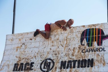 Odessa, Ukrayna-Ağustos 19, 2018: Geleneksel spor yarışları milletin. Deniz, tehlikeli engellerin üstesinden dağlık hayatta kalmak için Ukraynalı yarış yüzme ve aşırı mahkemelere tehlikeli yol